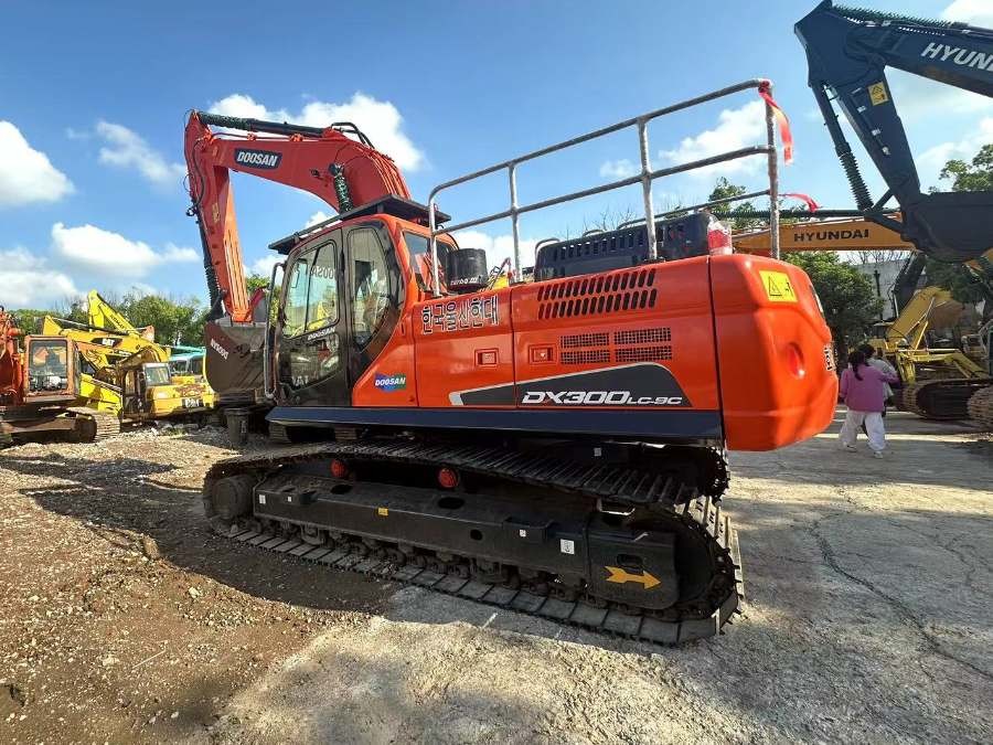 韓国 中古ドーサン掘削機 中古DX300LC 京東機械